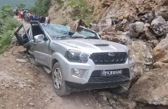 पाल्पाको जोर्तेमा गुडिरहेको स्कार्पियोमा ढुङ्गा खस्दा तीन जनाको मृत्यु , ८ घाइते