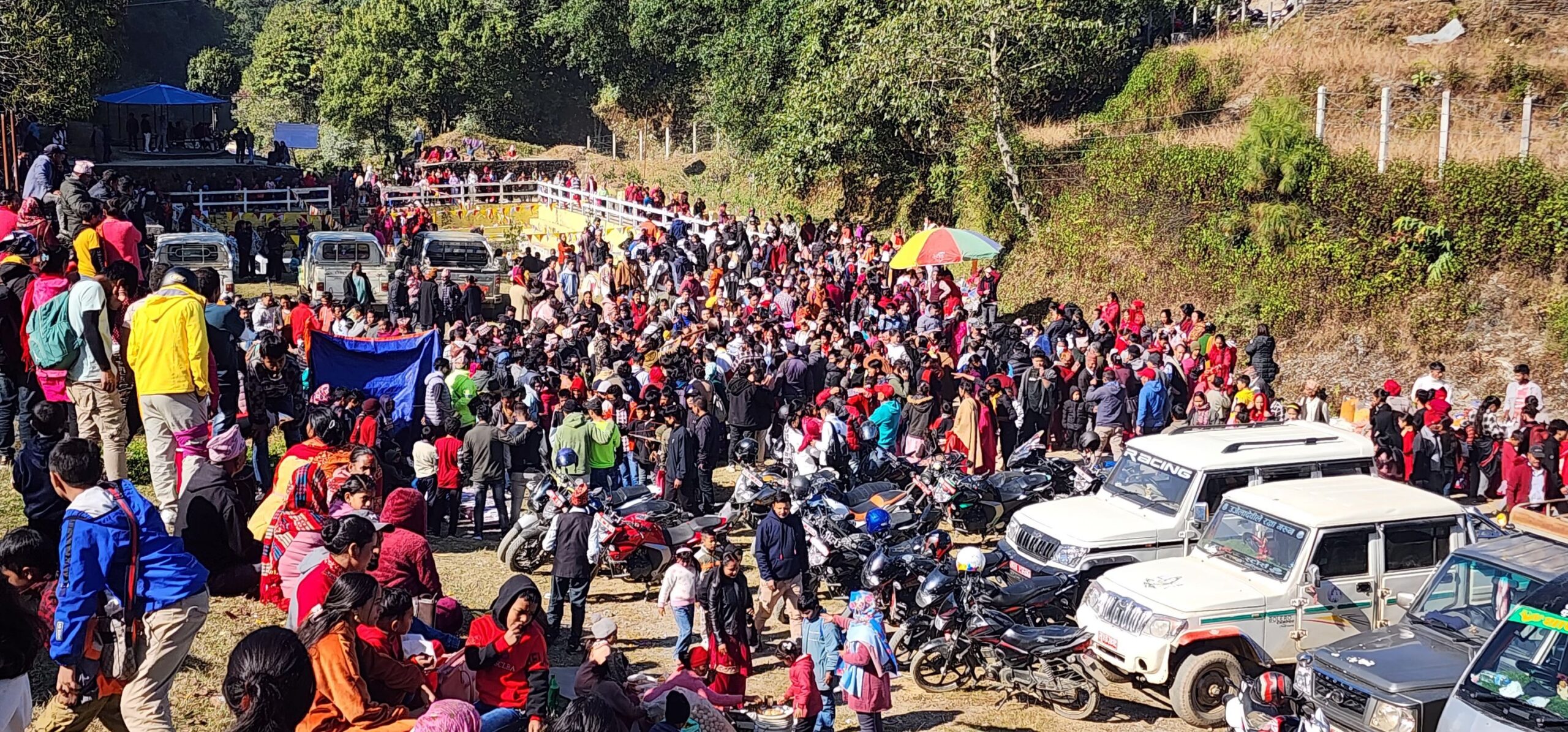 रेसुङ्गामा पूजाआराधाना गर्ने भक्तजनको घुइँचो