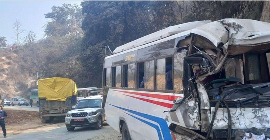 तीर्थयात्री बोकेको बस धादिङमा दुर्घटना
