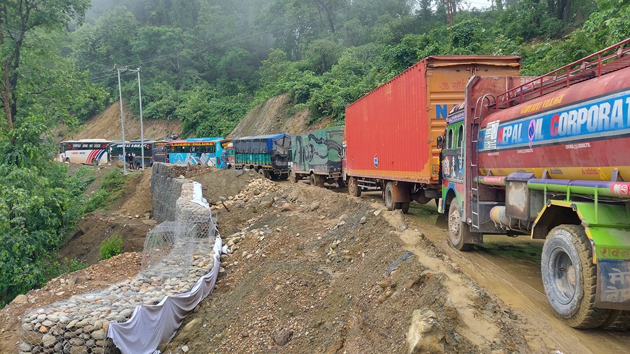 बेमौसमी वर्षा : दाउन्नेमा सडक अवरुद्ध