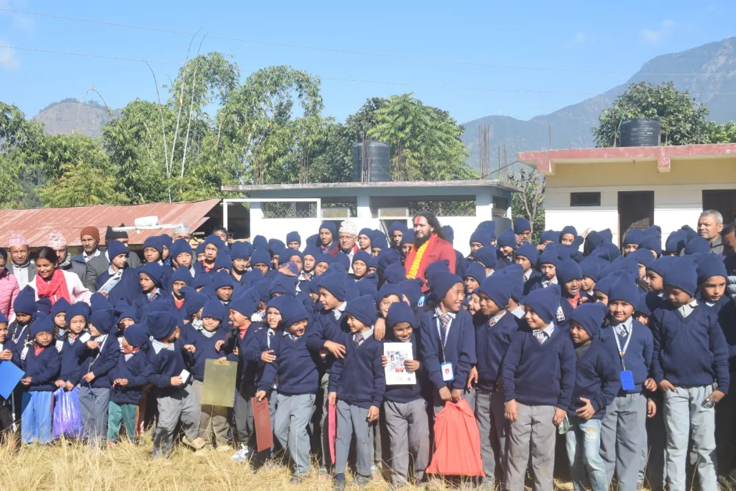 विद्यार्थीहरुलाई न्यानो कपडा वितरण